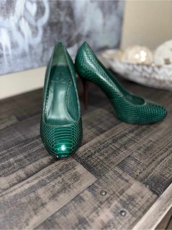 Tory Burch Shoes - Tory Burch embossed leather animal print pumps BEAUTIFUL emerald green SZ 5